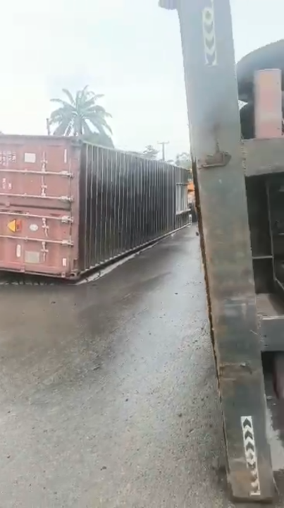 The fallen container truck along the Onitsha–Owerri Road at Ihiala